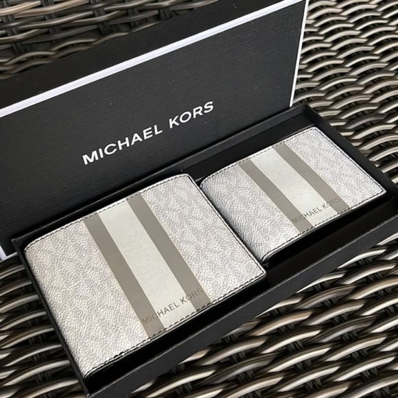 Michael Kors Boxed Signature 3 in 1 Bifold Wallet In White / Pearl Grey - Picture 1 of 15